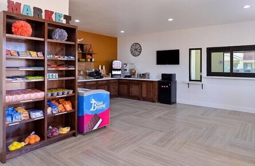 Conroe Hotel | Welcoming Scottish Inn & Suites: Family-Friendly Comfort