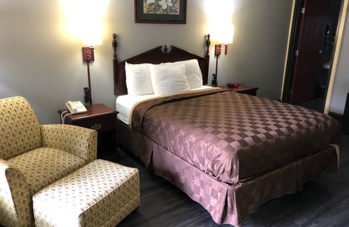 Maggie Valley Hotel | Budget-Friendly Scottish Inn with Pool & Breakfast Included