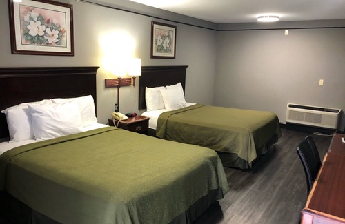 Maggie Valley Hotel | Budget-Friendly Scottish Inn with Pool & Breakfast Included
