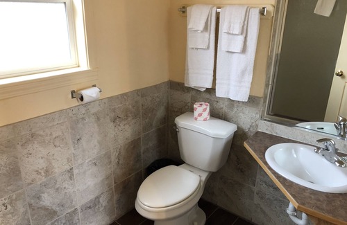 Winnemucca Hotel | Comfortable Stay at Scottish Inn with Spa & Family Amenities