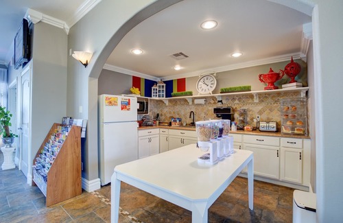 Galveston Hotel | Relax at Scottish Inns Galveston with Pool & Family Amenities
