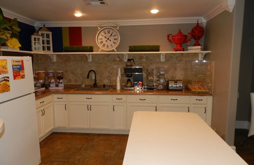 Galveston Hotel | Relax at Scottish Inns Galveston with Pool & Family Amenities