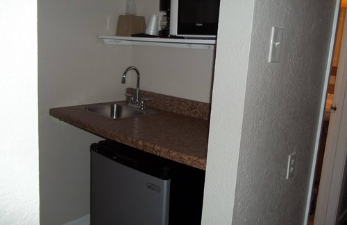 Galveston Hotel | Relax at Scottish Inns Galveston with Pool & Family Amenities