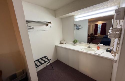 Osage Beach Hotel | Cozy Scottish Inns Motel with Oceanfront Views in Osage Beach