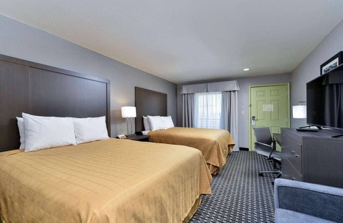 Cotulla Hotel | Budget-Friendly Scottish Inns & Suites with Family Amenities