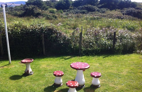 Isle of Gigha Cottage | Idyllic Isle of Gigha: Pet-Friendly Retreat with Ocean Views