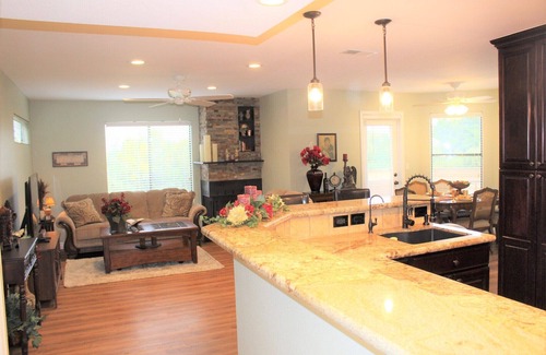 Paradise Valley Village Condo | Prime Paradise Valley Hotel with Pool and Ocean Views!
