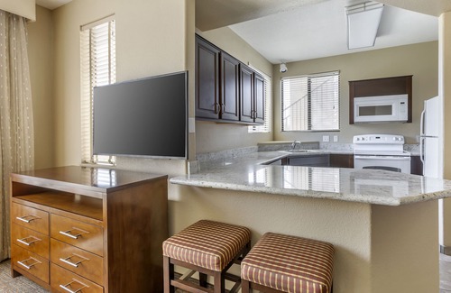 Scottsdale Links Resort | Elegant Scottsdale Links Resort: King Suite with Pool Access