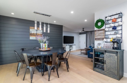 Cox Heights House | Modern Retreat Near Old Town with Pool and Game Room
