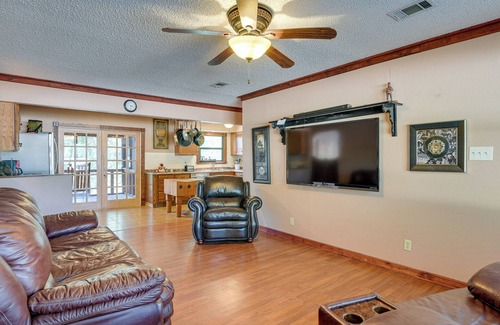 Morgan House | Welcoming Pet-Friendly Texas Retreat with Deck & Spa Amenities