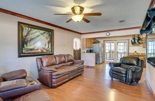 Morgan House | Welcoming Pet-Friendly Texas Retreat with Deck & Spa Amenities