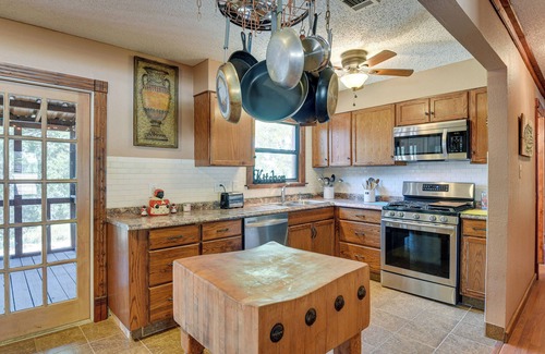 Morgan House | Welcoming Pet-Friendly Texas Retreat with Deck & Spa Amenities