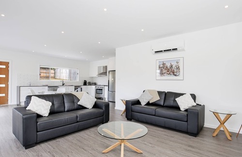 Basin View House | Pet-Friendly Scribbly Gum with Ocean Views Near Hyams Beach