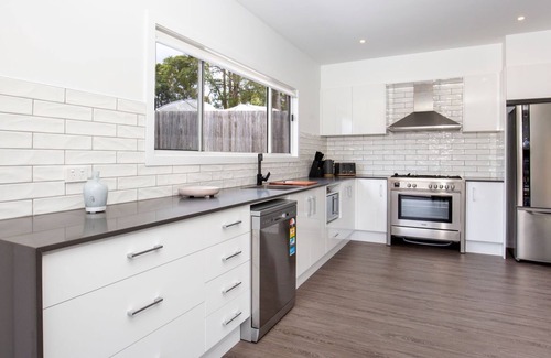 Basin View House | Pet-Friendly Scribbly Gum with Ocean Views Near Hyams Beach