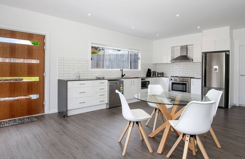 Basin View House | Pet-Friendly Scribbly Gum with Ocean Views Near Hyams Beach