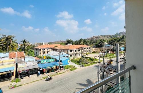 Shravanabelagula Hotel | Comfortable SDK Residency: Family and Pet-Friendly Stay