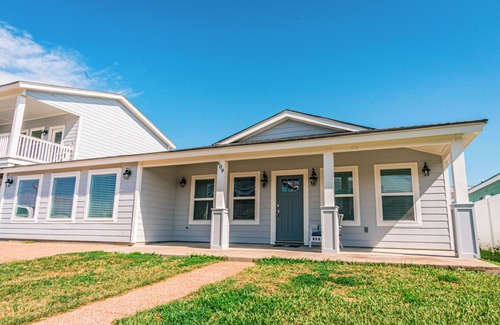 Safe Harbor House | Beachfront Bliss at Sassy Seahorse: Pet Friendly Retreat