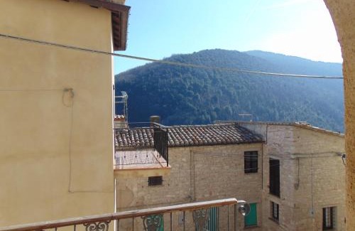 Arcevia Apartment | Cozy Palazzo d'Arcevia: A Family-Friendly Getaway