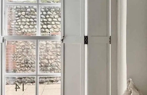 Cromer Cottage | Perfect Getaway for Two Near the Sea with Spa & Breakfast