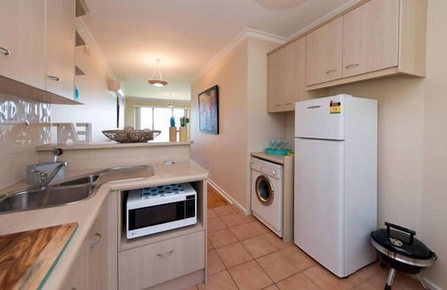 Glenelg North Cottage | Oceanfront Escape: Guest Rated 9.8 - Ideal Beach Getaway