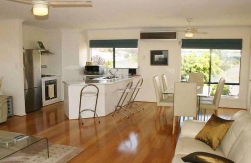 Port Vincent House | Family-Friendly Sea-Breaze with Ocean View & Kitchen Access