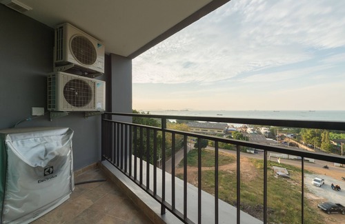 Tha Thaewawong Apartment | Ocean View Retreat at Sea Breeze 614 in Sriracha