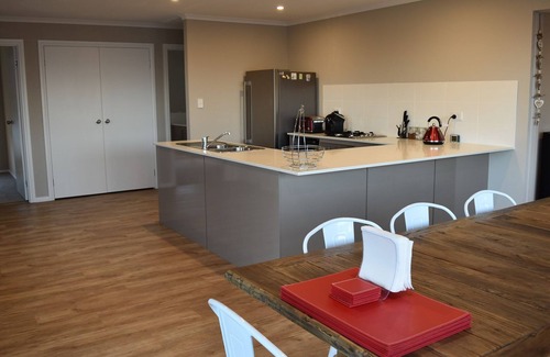 Clinton House | Sea Breeze: Ideal Family Retreat with Pool & Breakfast
