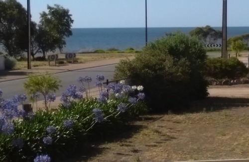 Clinton House | Sea Breeze: Ideal Family Retreat with Pool & Breakfast