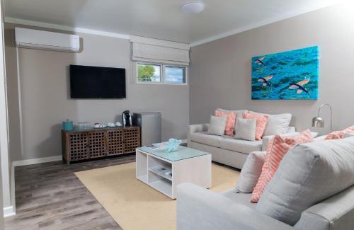 Oistins Hotel | Relaxing Sea Breeze Beach House with Oceanfront Amenities