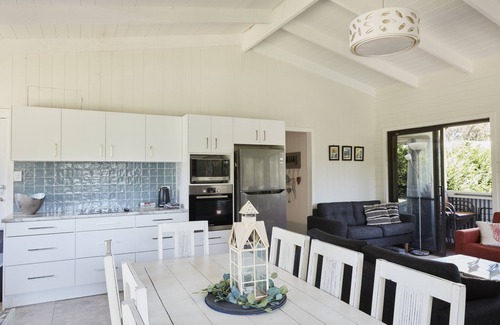 Berrara House | Oceanfront Sea Breeze Berrara Beach House - Rated 9.8/10