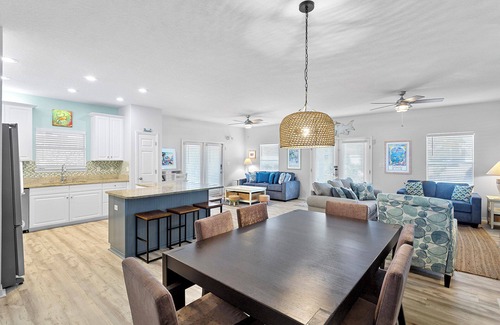 Clipper Cove House | Cozy Sea Breeze Cottage - Relax by the Beach with Pool Access