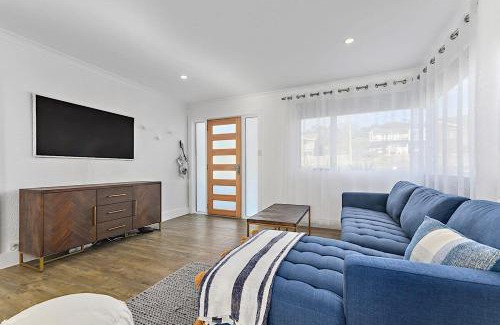 Bridport House | Tranquil Sea Breeze Escape: Family-Friendly 4-Star Retreat