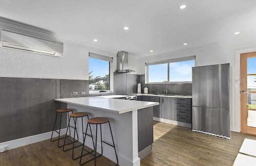 Bridport House | Tranquil Sea Breeze Escape: Family-Friendly 4-Star Retreat