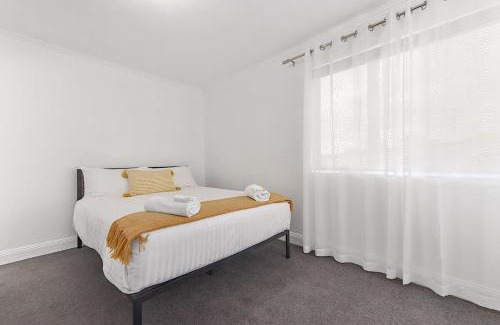 Bridport House | Tranquil Sea Breeze Escape: Family-Friendly 4-Star Retreat