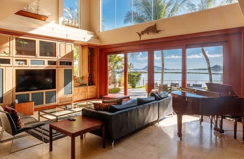 Kaneohe House | Sea Breeze Manor - Ocean Views & Relaxing Spa Retreat
