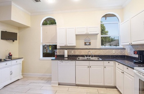 Biloxi House | Experience Oceanfront Bliss with Eclectic Shopping & Shows!