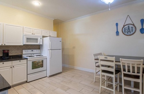 Biloxi House | Experience Oceanfront Bliss with Eclectic Shopping & Shows!