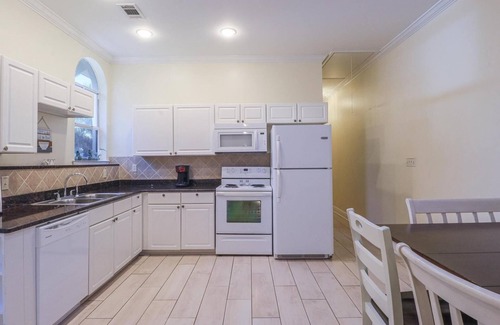 Biloxi House | Experience Oceanfront Bliss with Eclectic Shopping & Shows!
