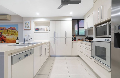 Darwin City Centre Apartment | Sea Cave Art Lovers Retreat, Harbour Views + Pool