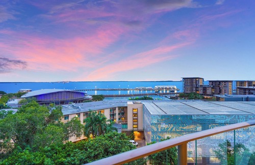 Darwin City Centre Apartment | Sea Cave Art Lovers Retreat, Harbour Views + Pool