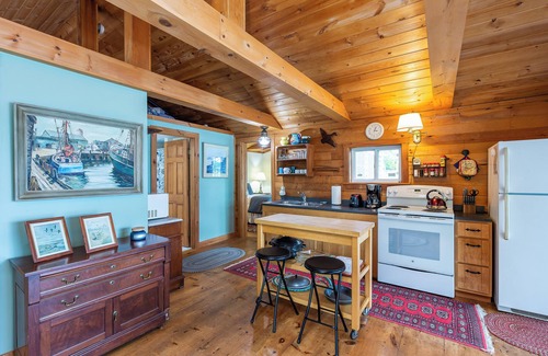 Brunswick Cottage | Seaside Retreat: Sea Chaser Cottage with Pool & Breakfast