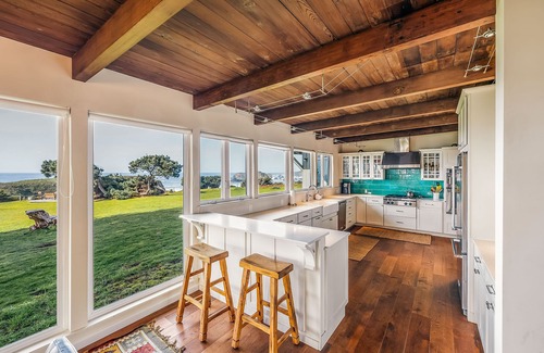 Fort Bragg House | Experience Sea Cloud: Oceanfront Bliss with Top Amenities