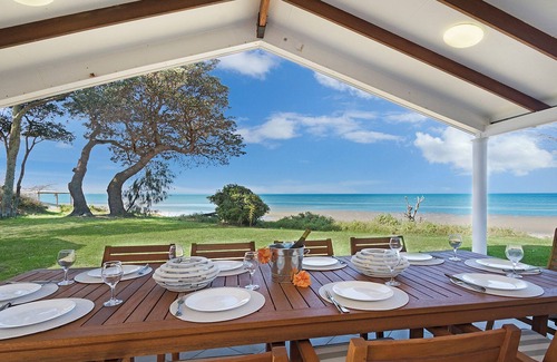 Beachmere House | Beachside Paradise: Pet-Friendly Sea Cottage Retreat