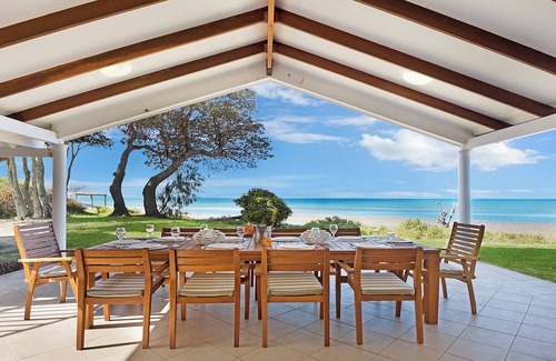 Beachmere House | Beachside Paradise: Pet-Friendly Sea Cottage Retreat