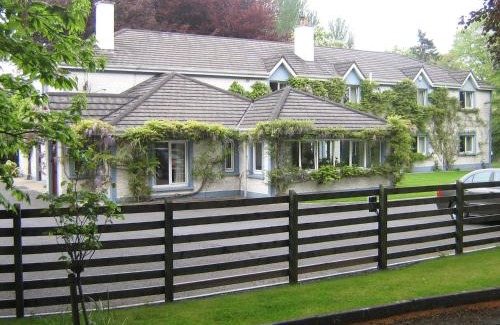 Tullamore Bed & Breakfast | Elegant Sea Dew B&B: Family-Friendly with Excellent Ratings