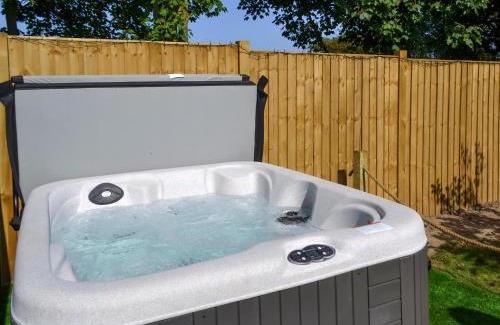 Mablethorpe House | Discover Sea Dreams: Family-Friendly with Hot Tub Access