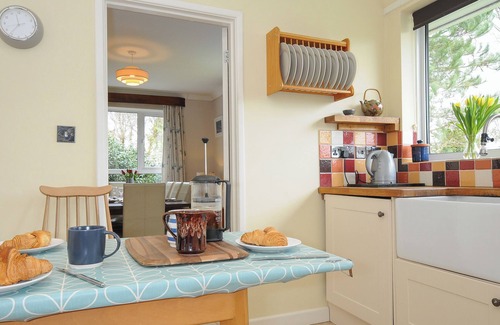 Carlyon Bay Cottage | Pet-Friendly SEA DRIFT with Garden in Carlyon Bay