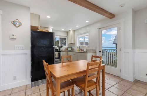 Maxwelton House | Relaxing Sea-Esta Getaway with Ocean View & Hot Tub