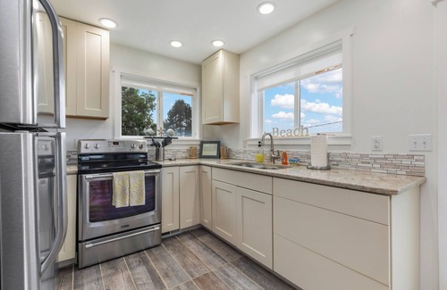 Maxwelton House | Relaxing Sea-Esta Getaway with Ocean View & Hot Tub