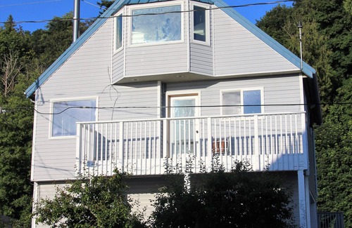 Maxwelton House | Relaxing Sea-Esta Getaway with Ocean View & Hot Tub